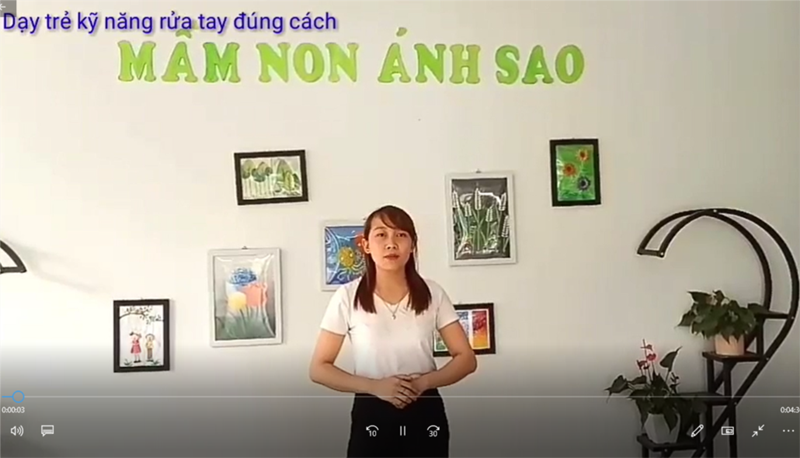 Các bạn nhỏ rửa tay cùng cô Chang, cô Huyền lớp MGN B1 nhé